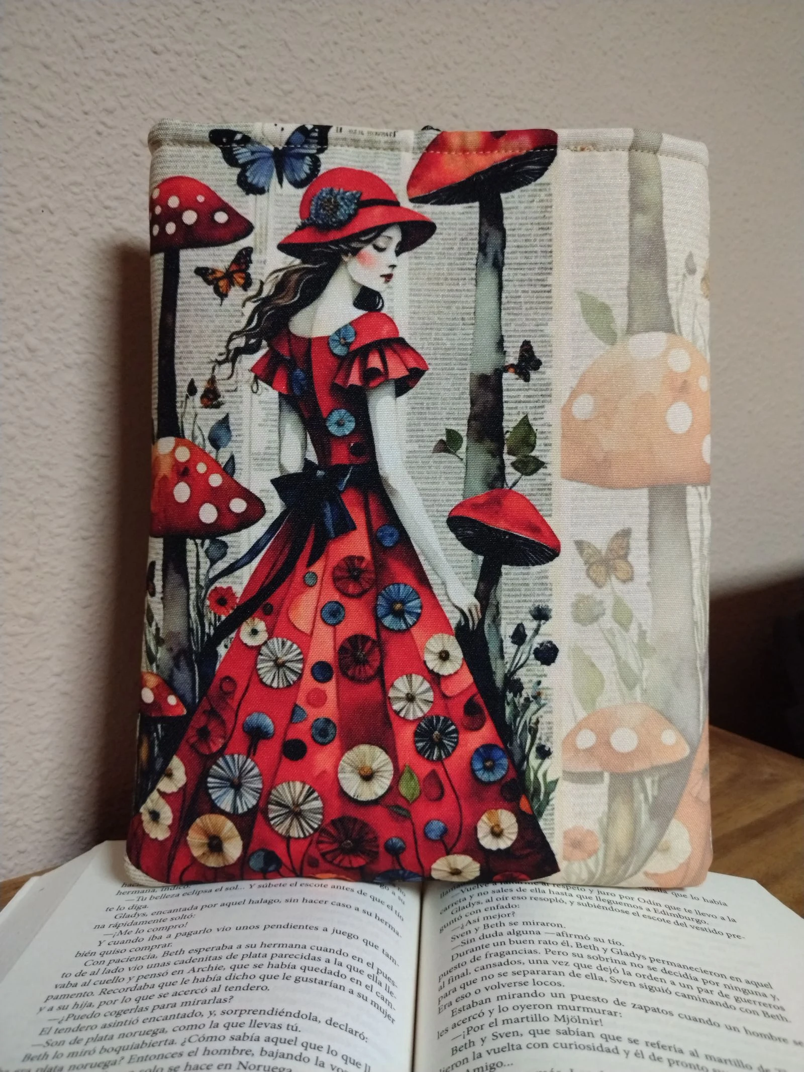 Célula literária acolchoada feita à mão - Design feminino estilo vintage com frase. – photo 2